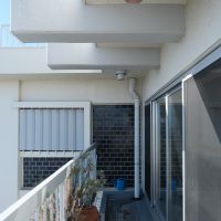 目黒区東が丘の売買物件/照明や軒、窓サッシのハネなど、オリジナルのデザインが目をひきます