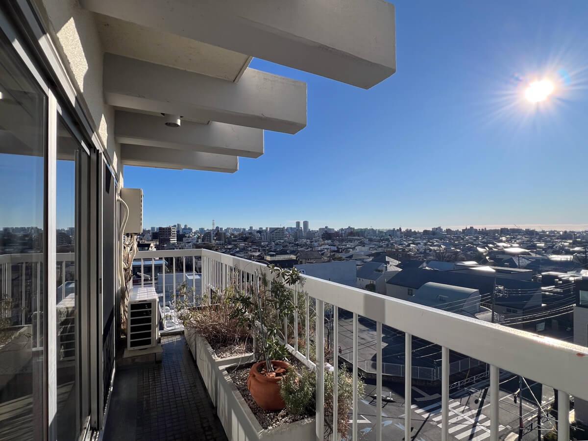 目黒区東が丘の売買物件/バルコニーからの眺めが遠くまで抜けていて気持ちいい