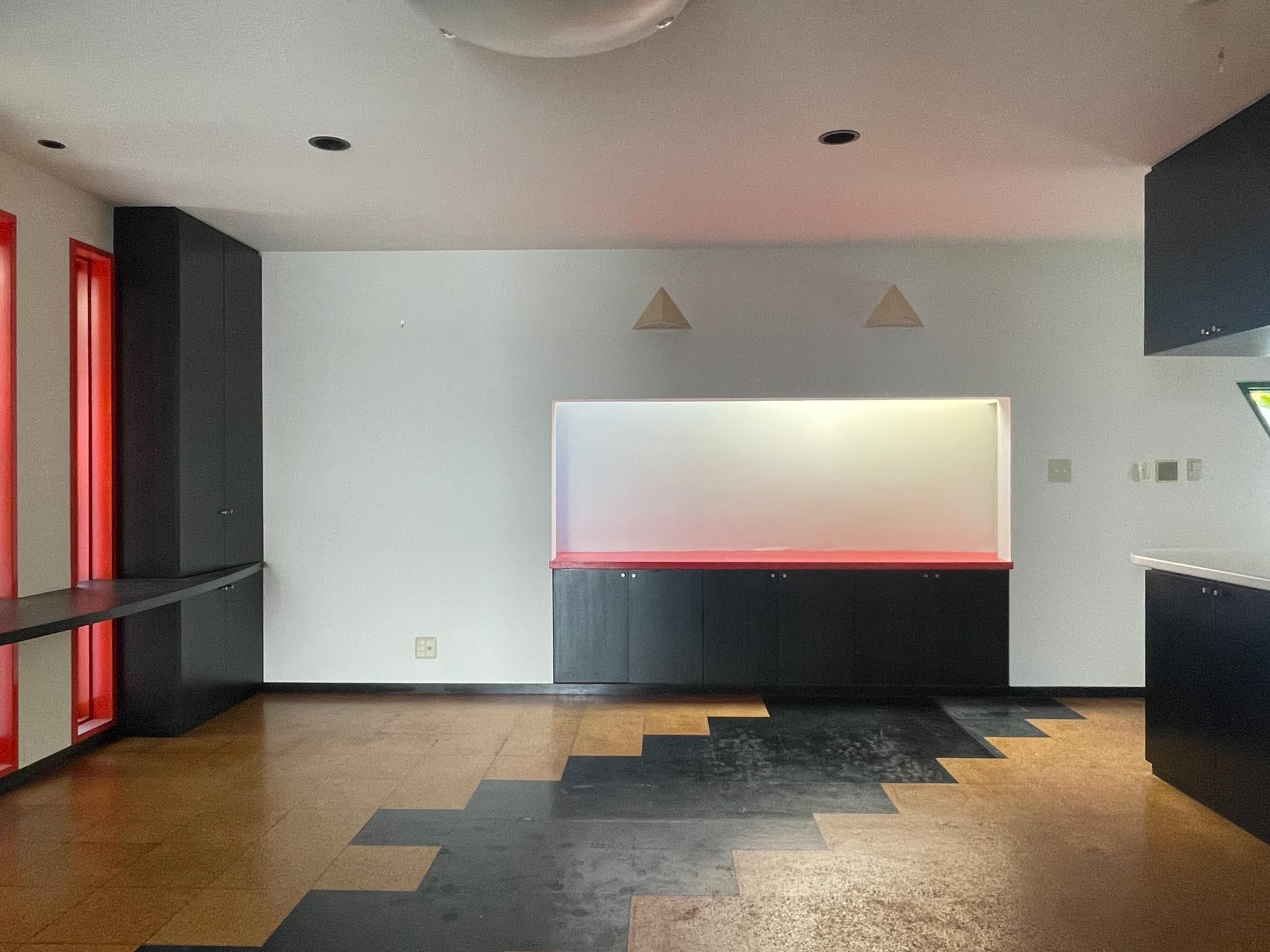 豊島区南長崎の賃貸物件/1F、リビング：壁収納の光は、隠された天窓からの光