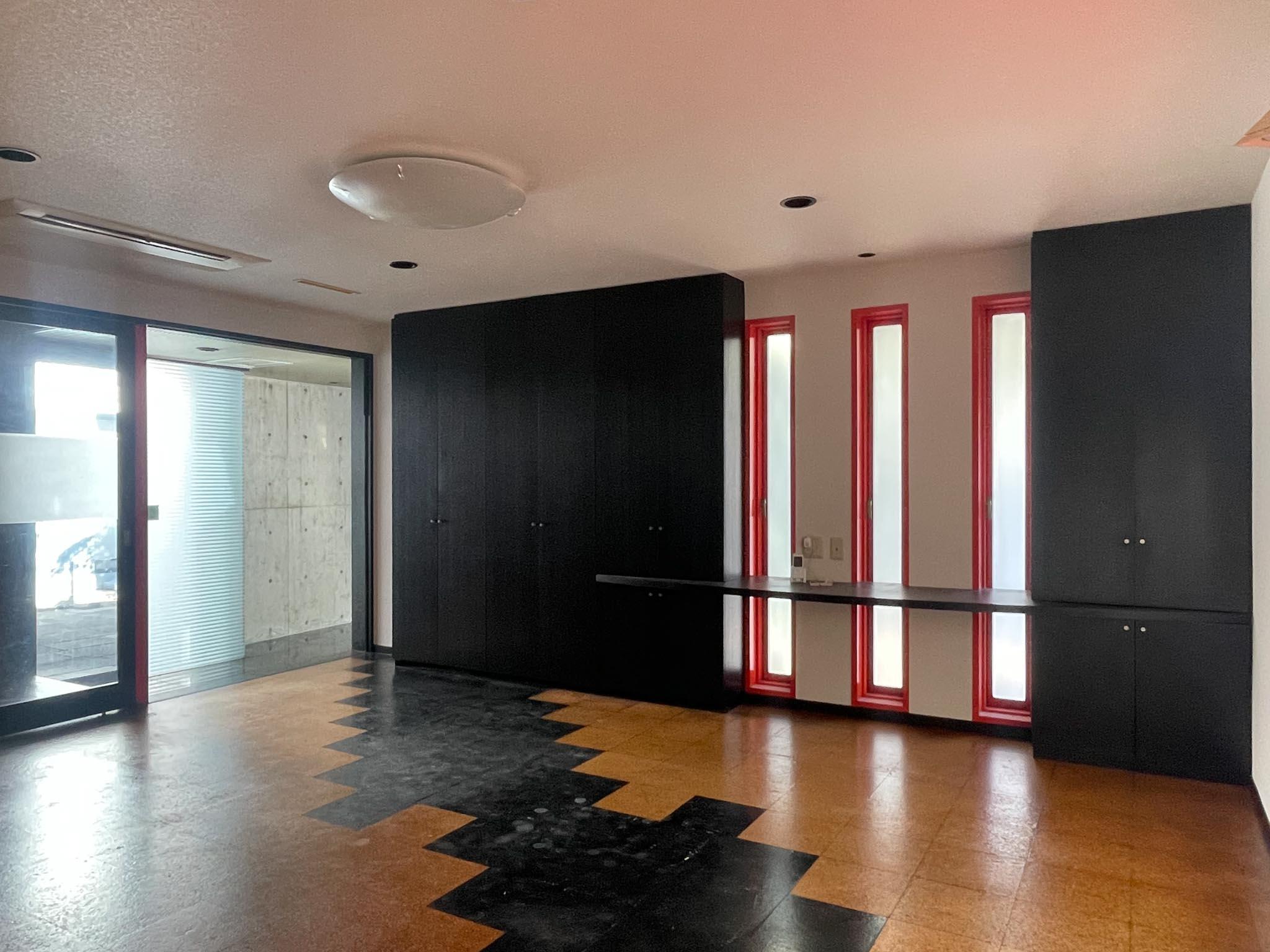 豊島区南長崎の賃貸物件/1F、リビング：床のタイルは、収納との統一感を持たせるため、あえて一部を黒で仕上げています