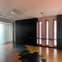 豊島区南長崎の賃貸物件/1F、リビング：床のタイルは、収納との統一感を持たせるため、あえて一部を黒で仕上げています