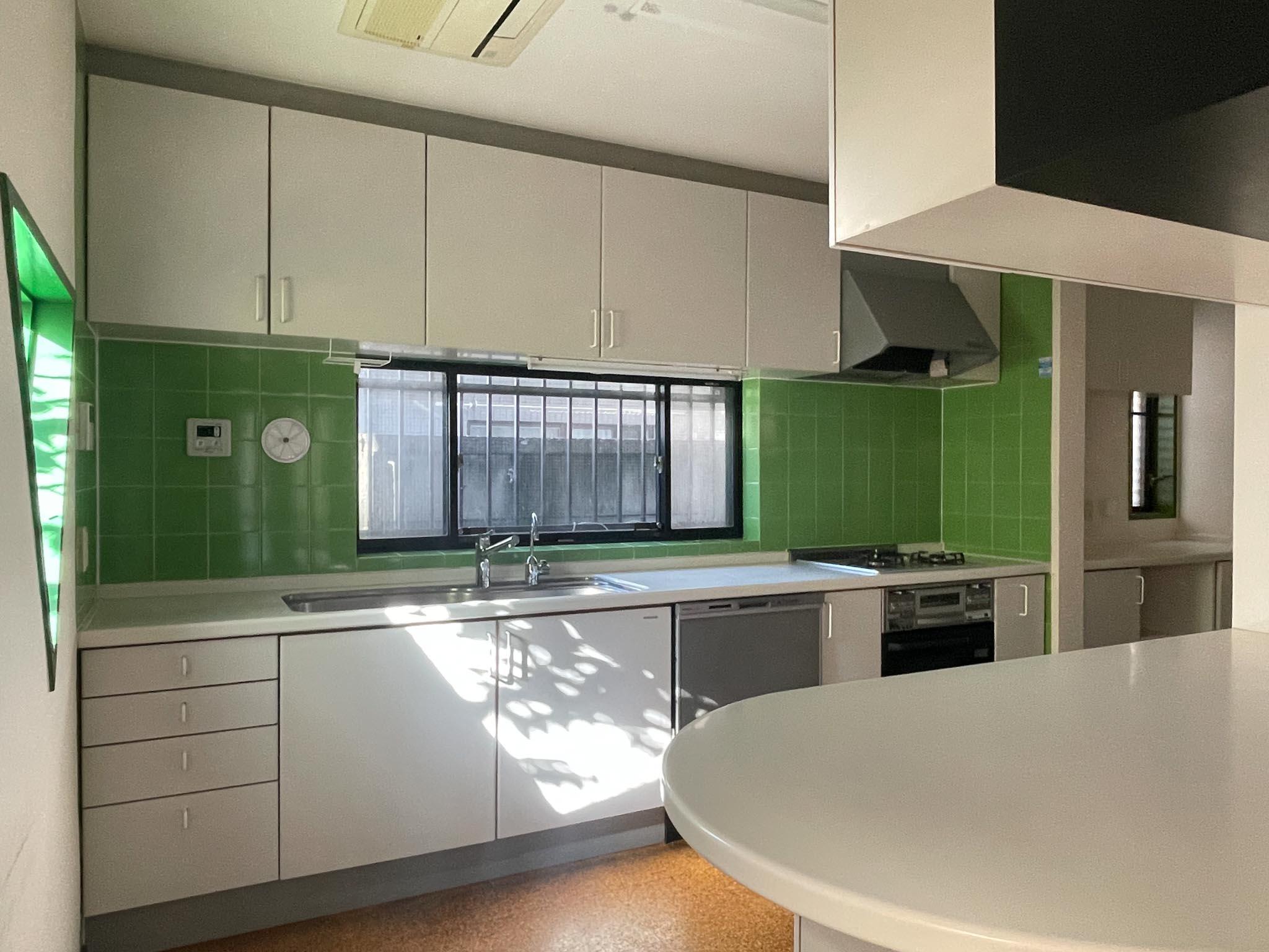 豊島区南長崎の賃貸物件/1F、キッチン：明るいグリーンのキッチン。木漏れ日まで計算されているよう