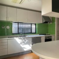 豊島区南長崎の賃貸物件/1F、キッチン：明るいグリーンのキッチン。木漏れ日まで計算されているよう