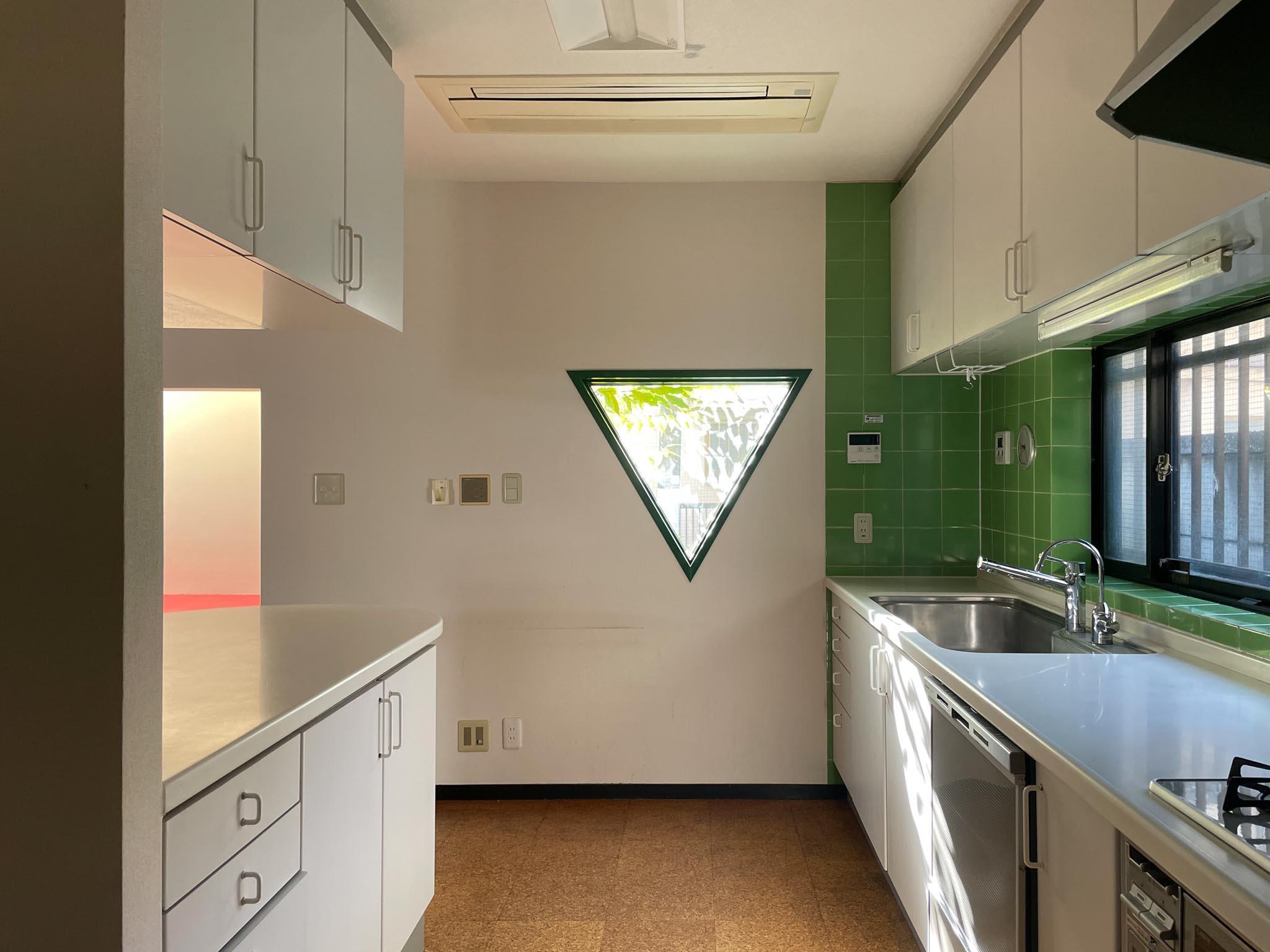 豊島区南長崎の賃貸物件/1F、キッチン：三角の窓から木漏れ日が入り込んできます