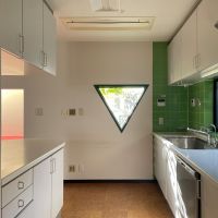 豊島区南長崎の賃貸物件/1F、キッチン：三角の窓から木漏れ日が入り込んできます