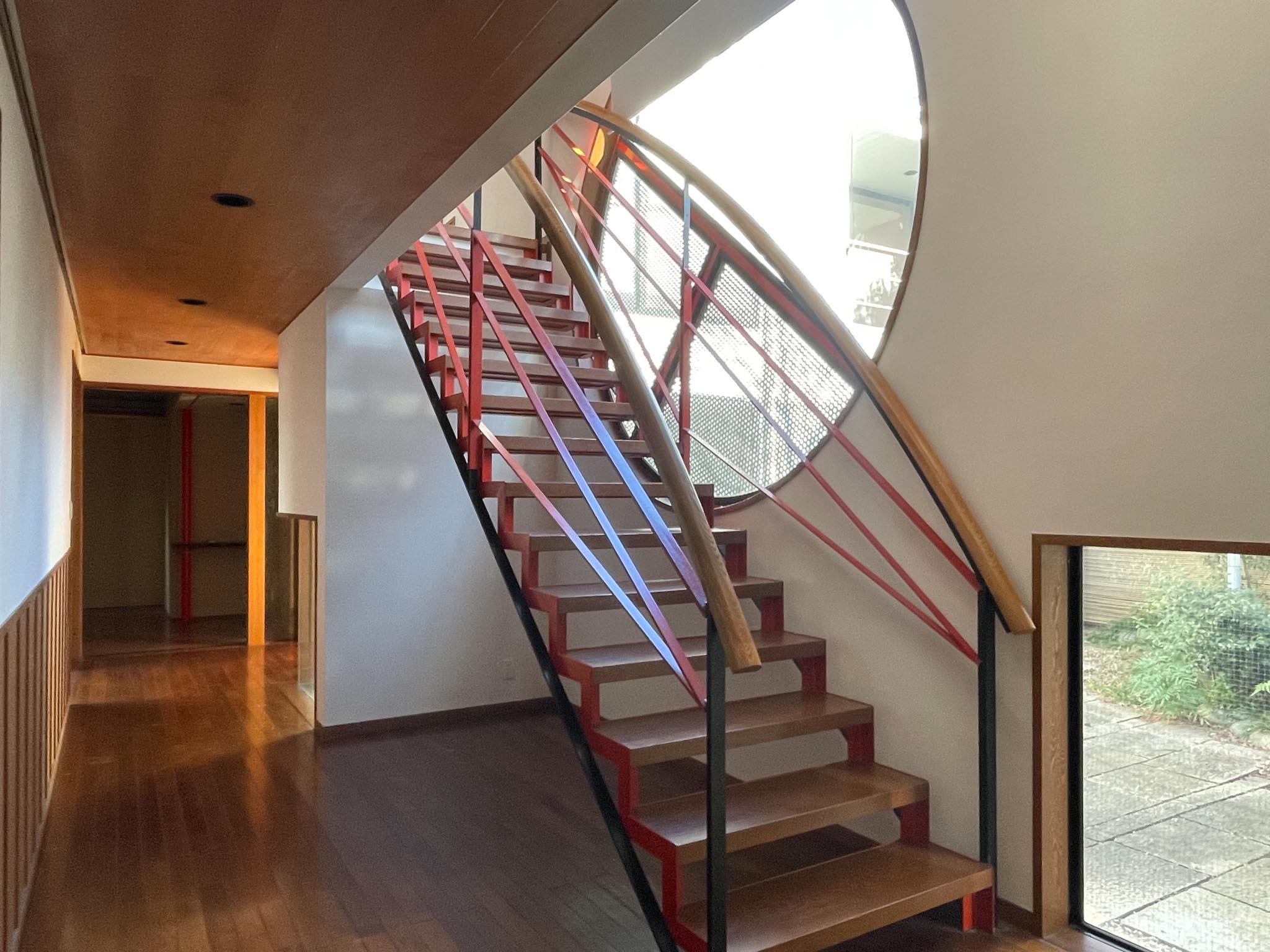 豊島区南長崎の賃貸物件/1F、廊下：中庭から見えていた大きな丸窓はこちら