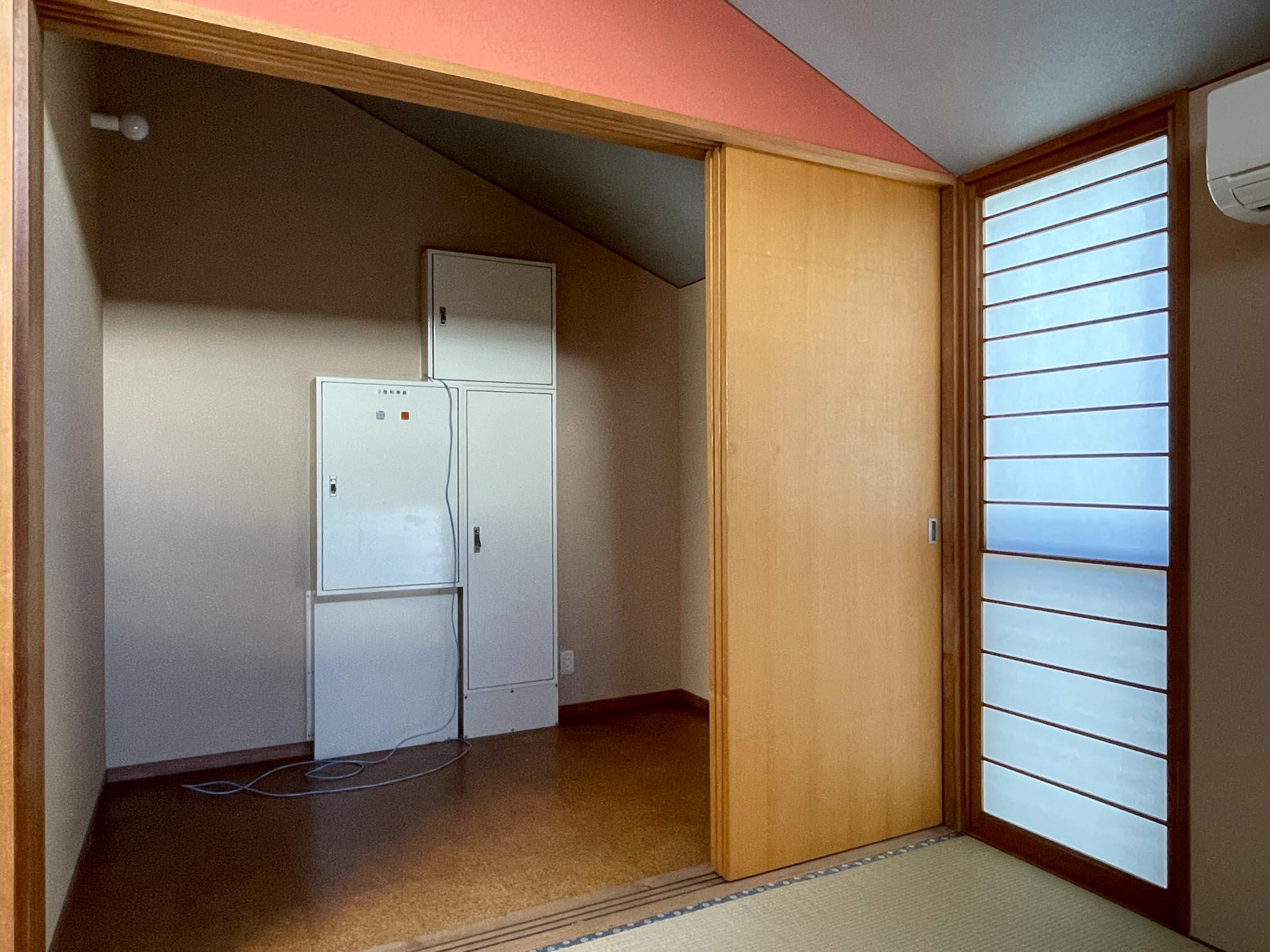 豊島区南長崎の賃貸物件/1F、和室：奥にブレーカーを含む収納スペースがあります