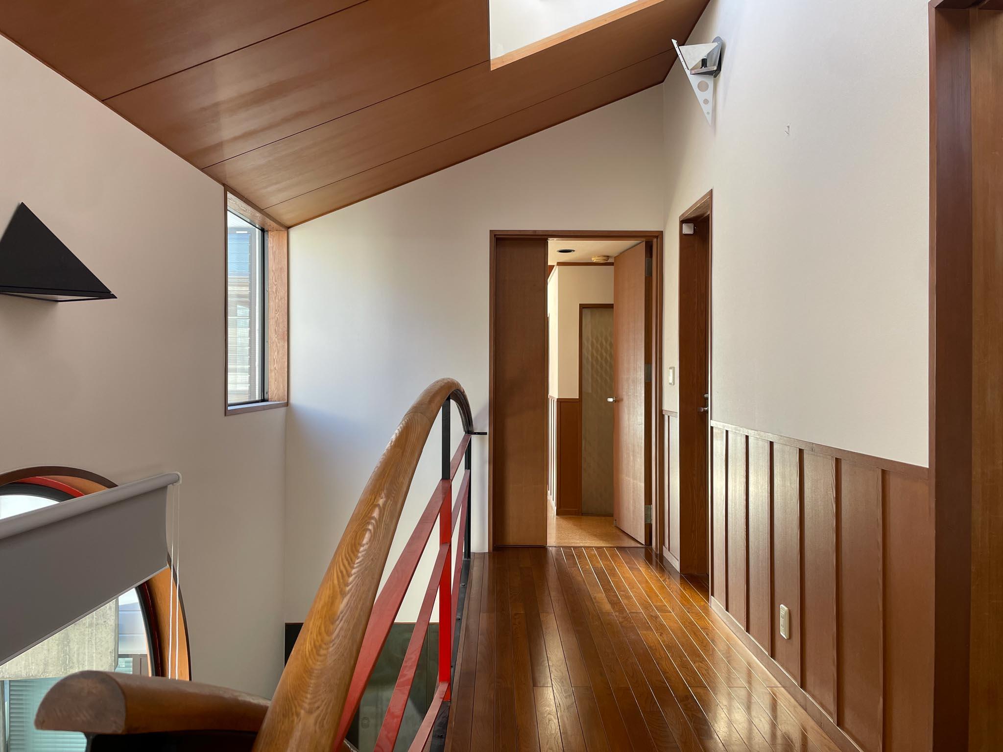 豊島区南長崎の賃貸物件/2F、廊下：天窓が多いのもこの建物の特徴です