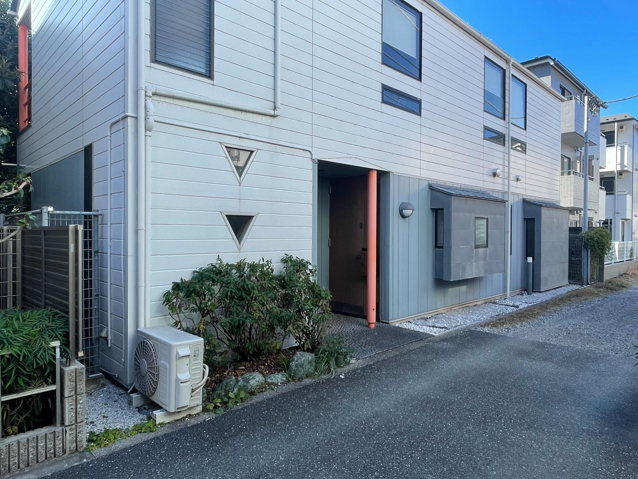 豊島区南長崎の賃貸物件/建物の北側、洋室2に繋がる玄関があります