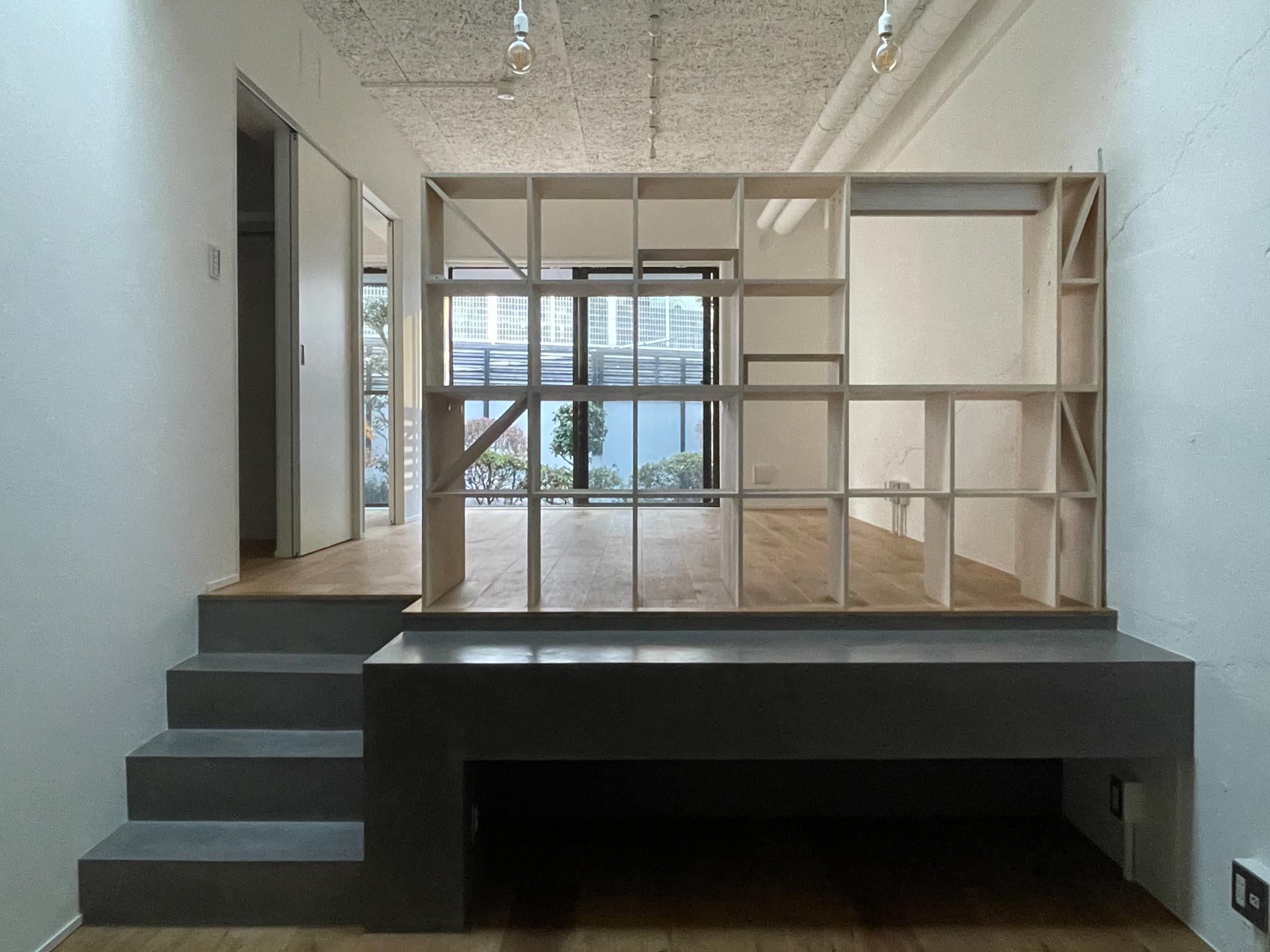 港区麻布狸穴町の賃貸物件/下部は空いていて収納に。両面棚は使い勝手も良く、光を遮ることなく届けます