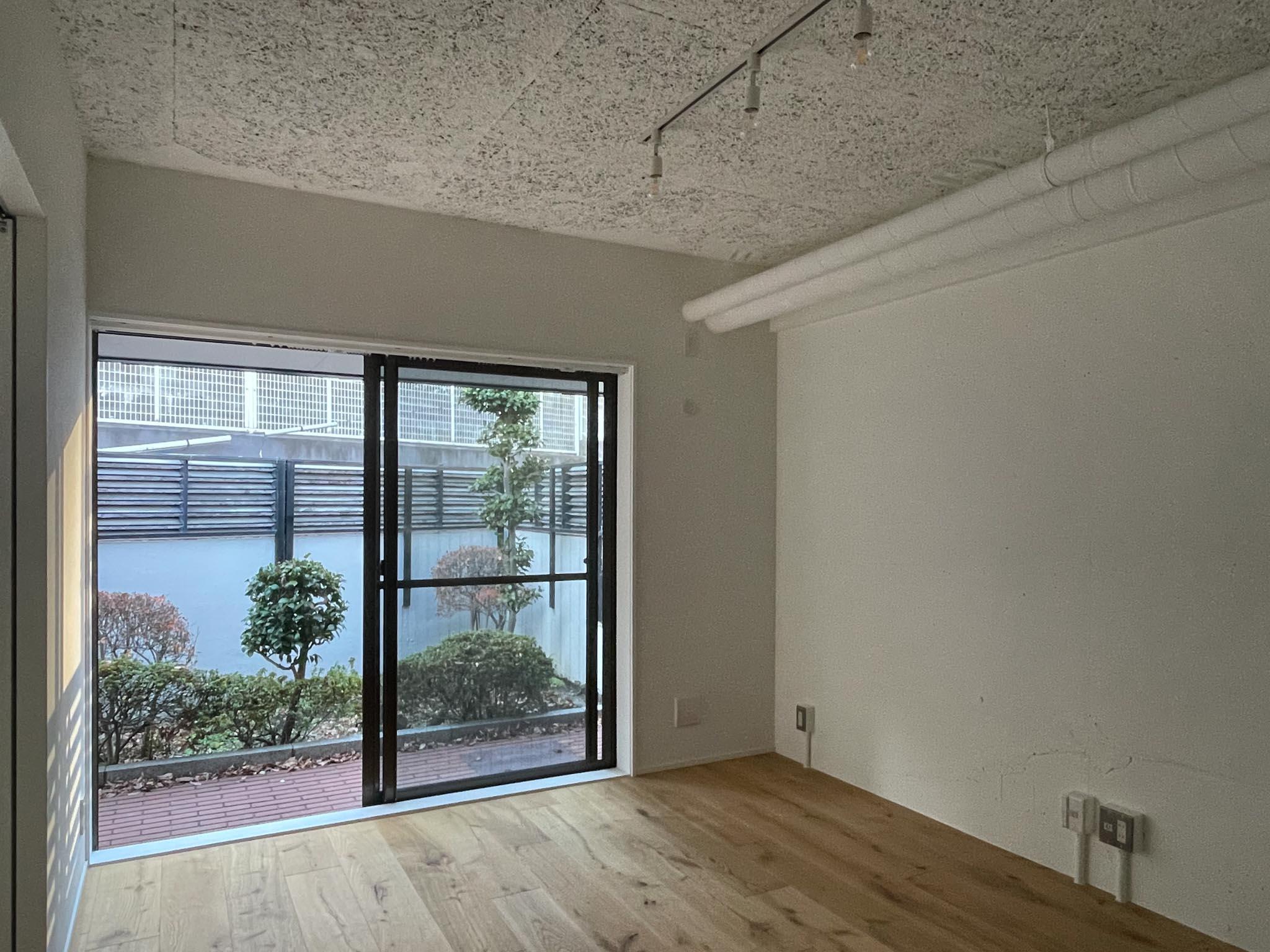 港区麻布狸穴町の賃貸物件/テラスが見えるリビング。目の前の鼠坂を、下校途中の小学生が通りました