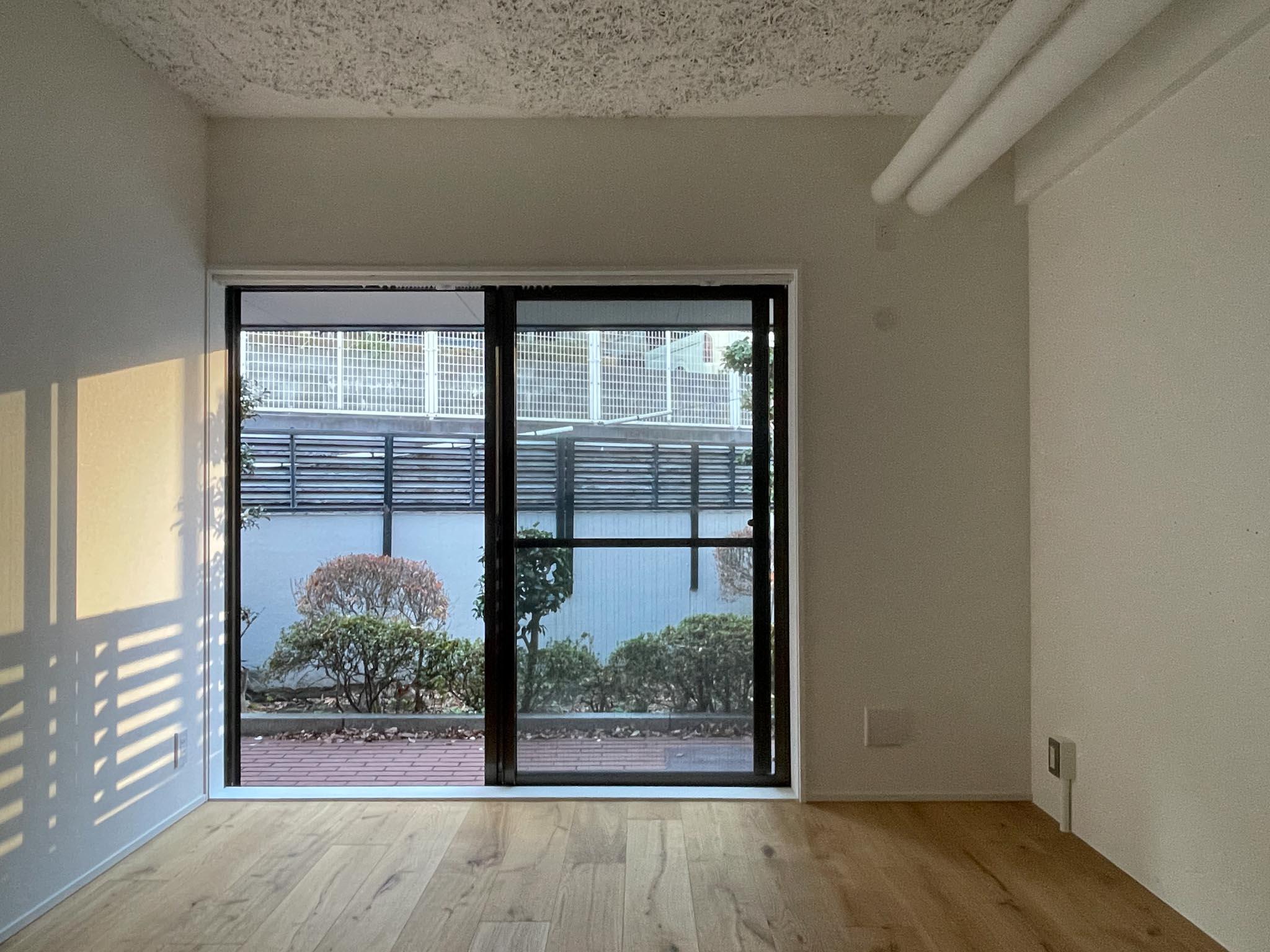 港区麻布狸穴町の賃貸物件/15:10。夕日が少し入ってくる、優しい日当たり