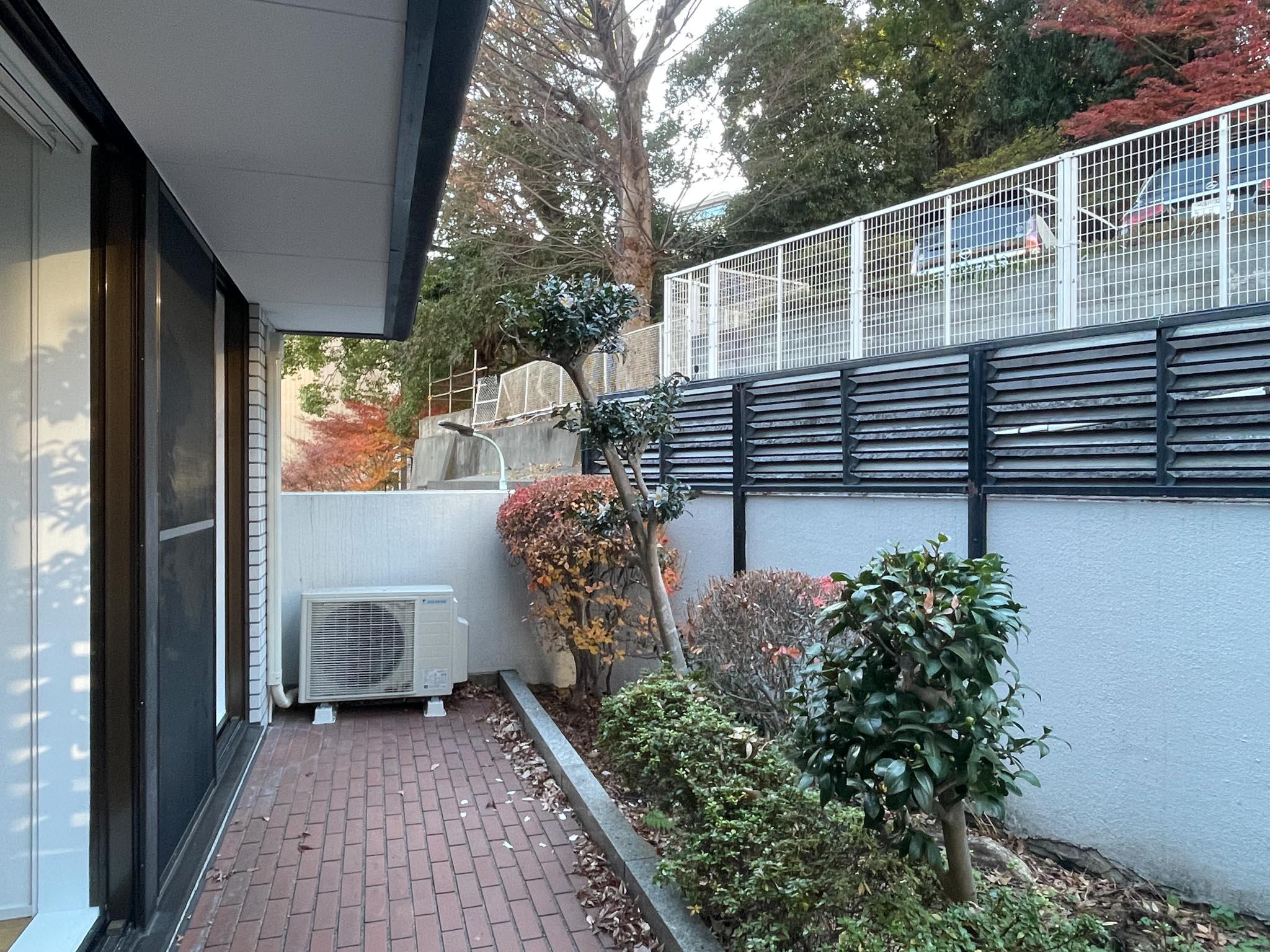 港区麻布狸穴町の賃貸物件/窓の外には小さなテラス。都心でも緑を触れる機会ってなかなかないですよね