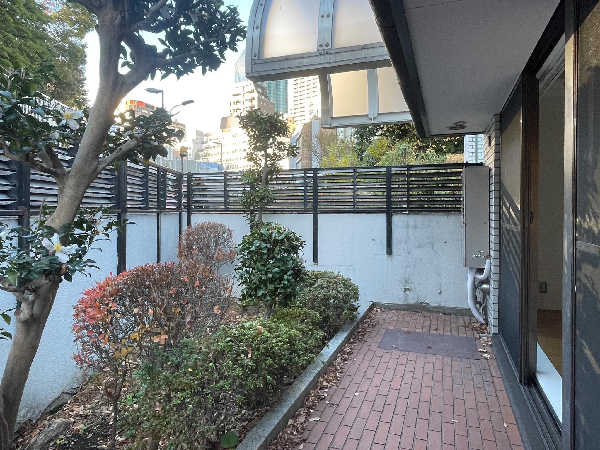 港区麻布狸穴町の賃貸物件/緑が用意されていつつ、手前に多少の自由を効かせられる造りが嬉しい