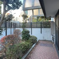 港区麻布狸穴町の賃貸物件/緑が用意されていつつ、手前に多少の自由を効かせられる造りが嬉しい