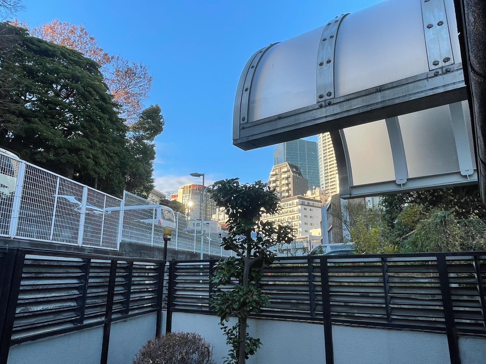 港区麻布狸穴町の賃貸物件/北へ目をやると、空も見えたりします