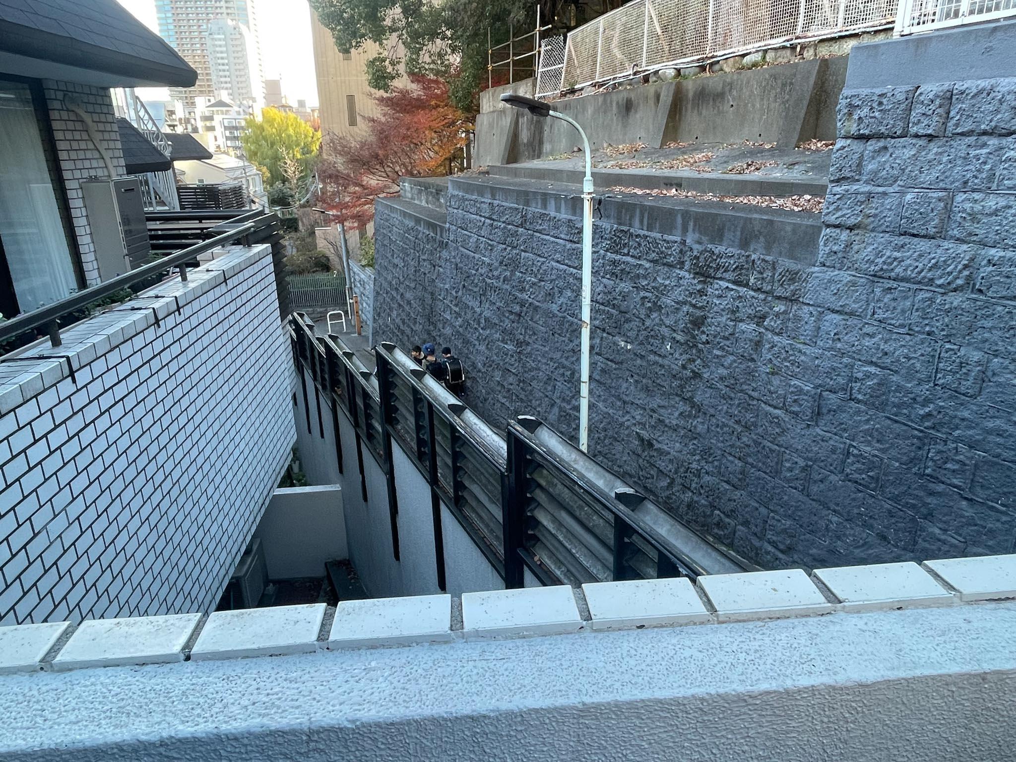 港区麻布狸穴町の賃貸物件/テラスの柵から少し背伸びすると、前面の鼠坂（ねずみざか）が見えます