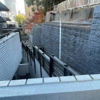 港区麻布狸穴町の賃貸物件/テラスの柵から少し背伸びすると、前面の鼠坂（ねずみざか）が見えます