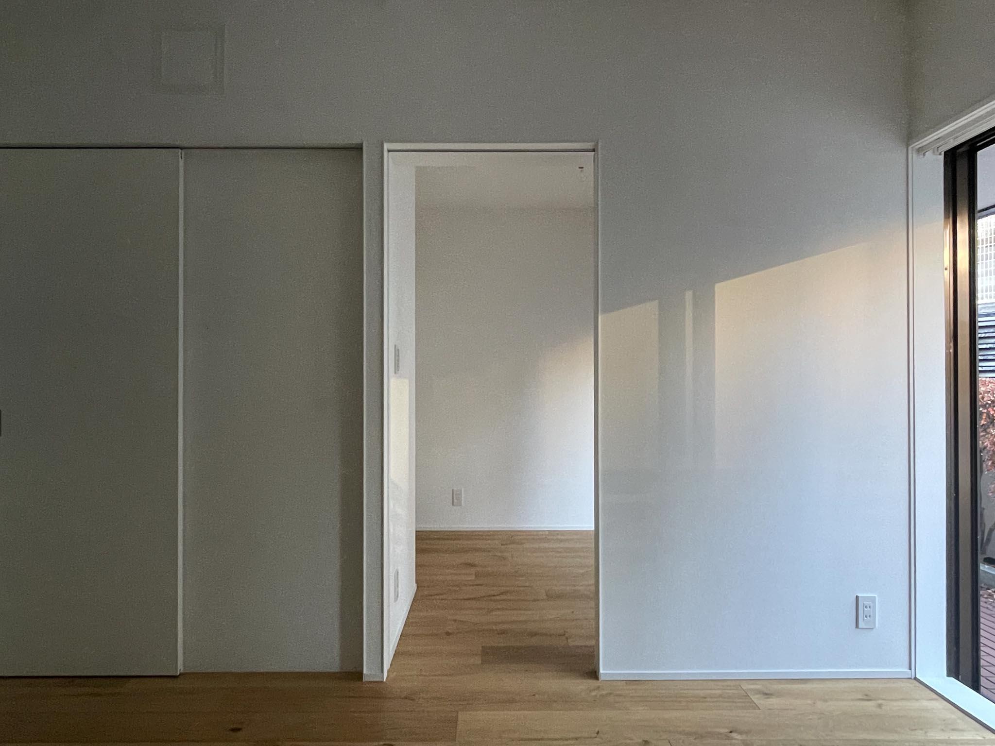 港区麻布狸穴町の賃貸物件/リビング横の洋室へ行ってみましょう