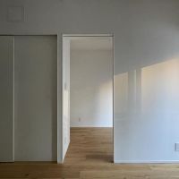 港区麻布狸穴町の賃貸物件/リビング横の洋室へ行ってみましょう