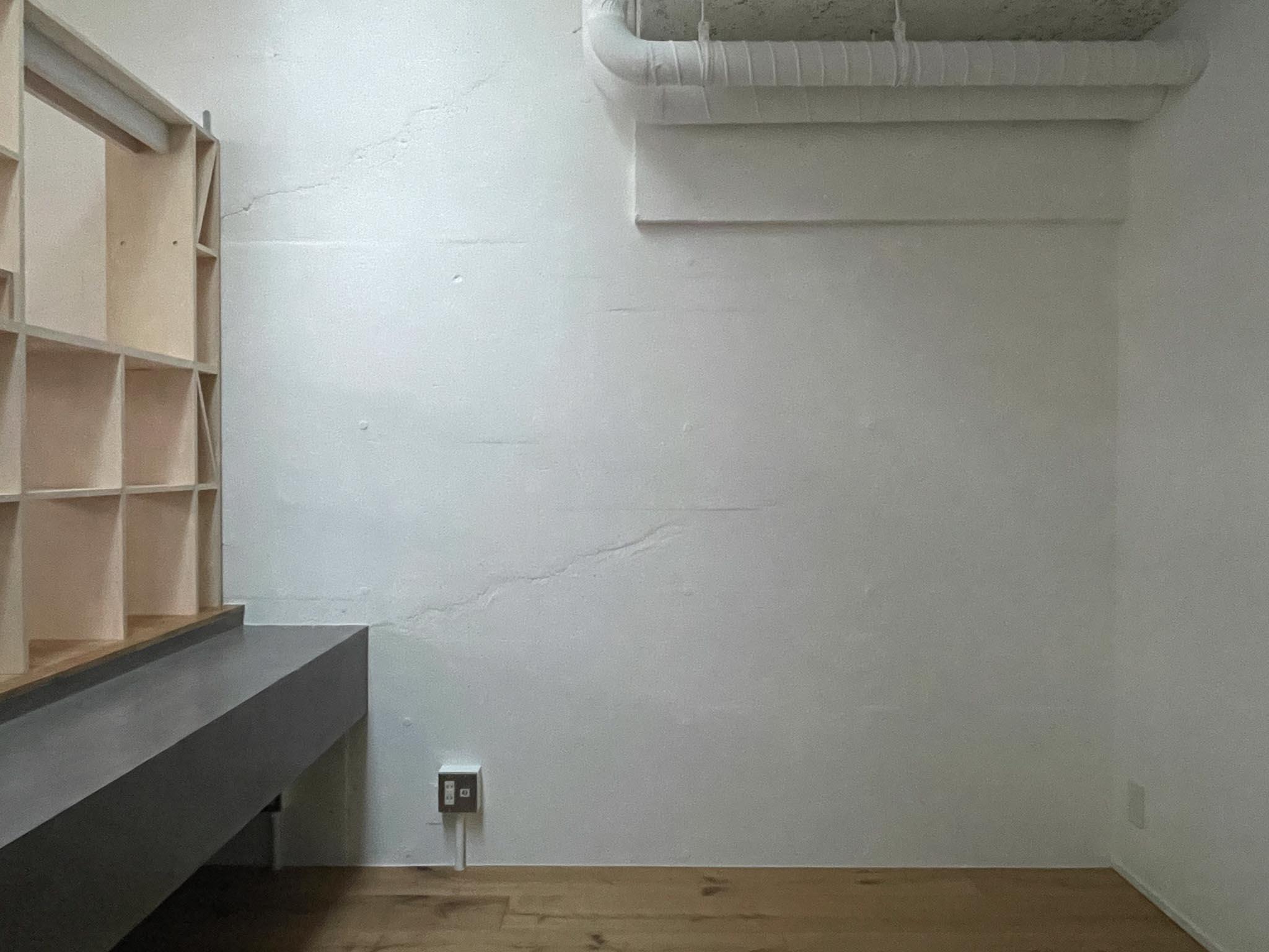 港区麻布狸穴町の賃貸物件/棚とキッチンの間にダイニングテーブルを置きます