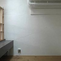 港区麻布狸穴町の賃貸物件/棚とキッチンの間にダイニングテーブルを置きます