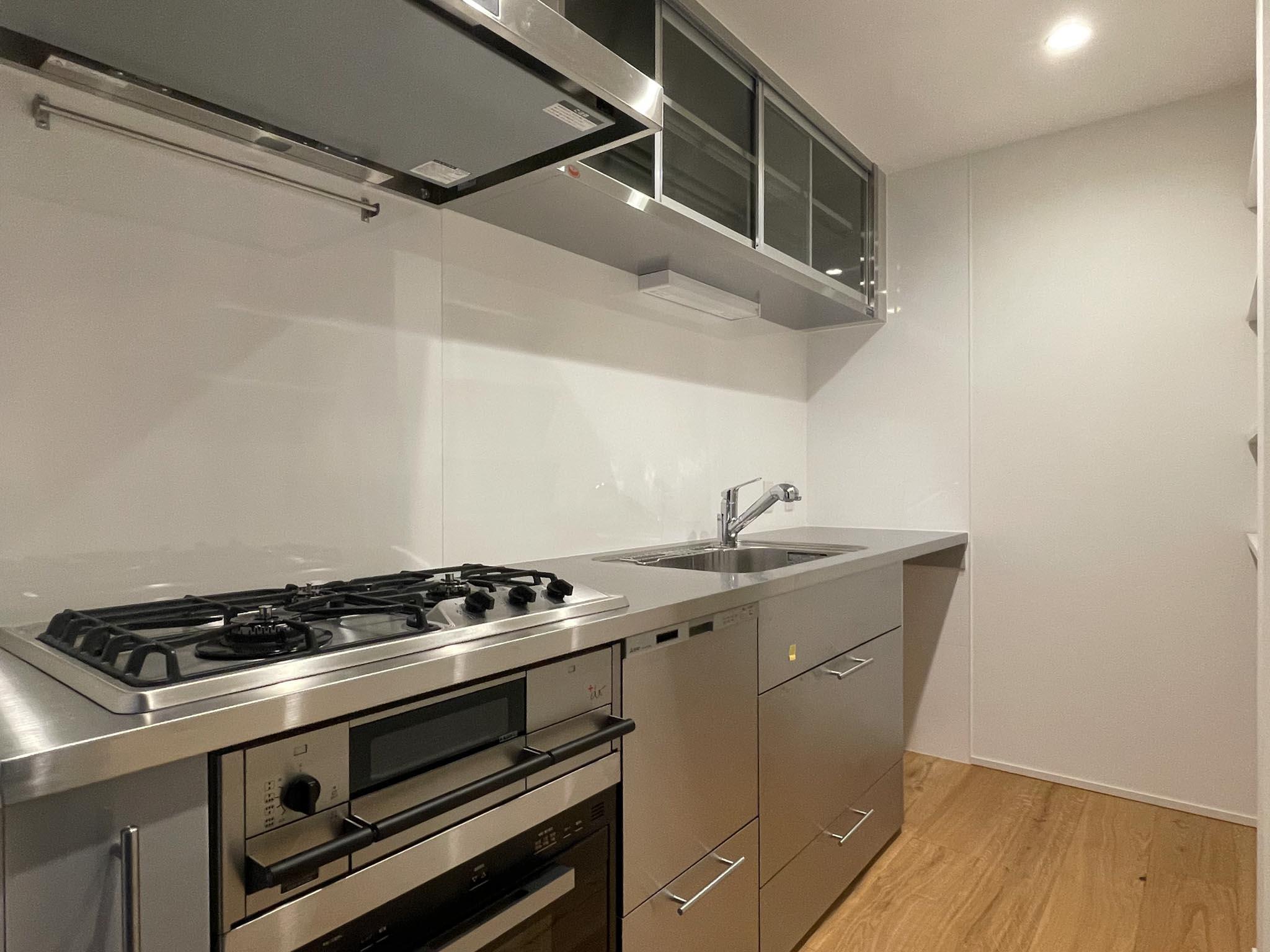 港区麻布狸穴町の賃貸物件/3口ガスコンロにオーブンと食洗機付きのキッチン