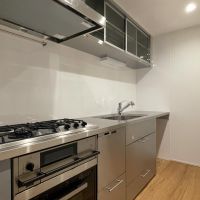 港区麻布狸穴町の賃貸物件/3口ガスコンロにオーブンと食洗機付きのキッチン