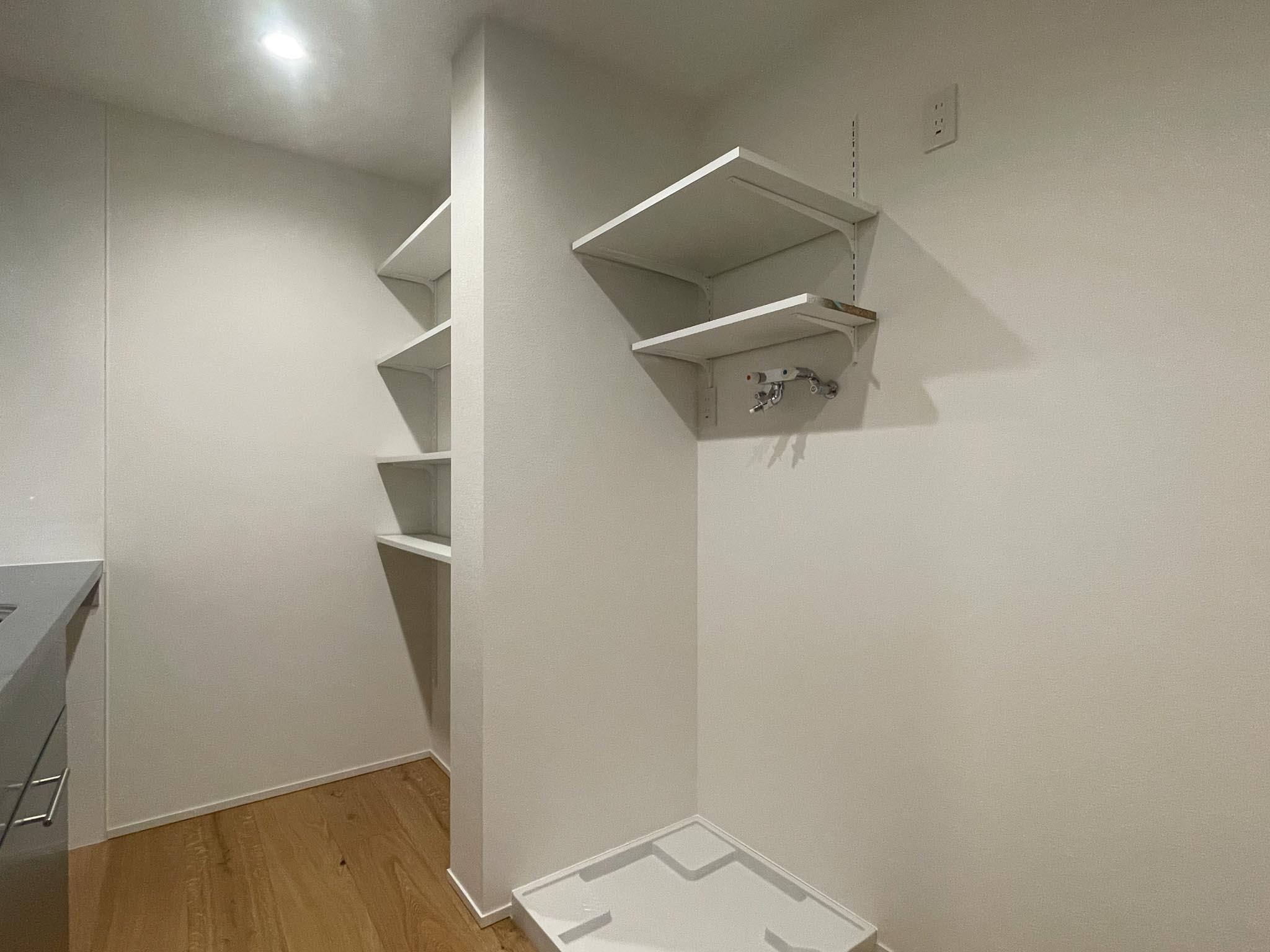 港区麻布狸穴町の賃貸物件/キッチン背面はゆったり。洗濯機置き場もあります