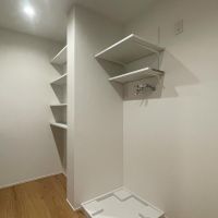 港区麻布狸穴町の賃貸物件/キッチン背面はゆったり。洗濯機置き場もあります