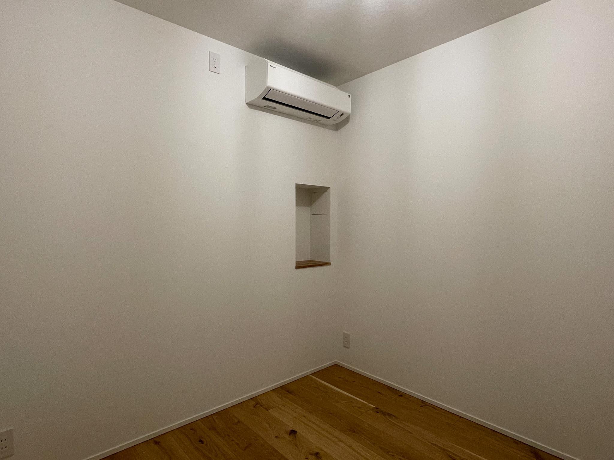 港区麻布狸穴町の賃貸物件/4.6畳サービスルーム：エアコンの下の窪みは小さな収納