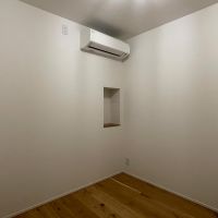 港区麻布狸穴町の賃貸物件/4.6畳サービスルーム：エアコンの下の窪みは小さな収納