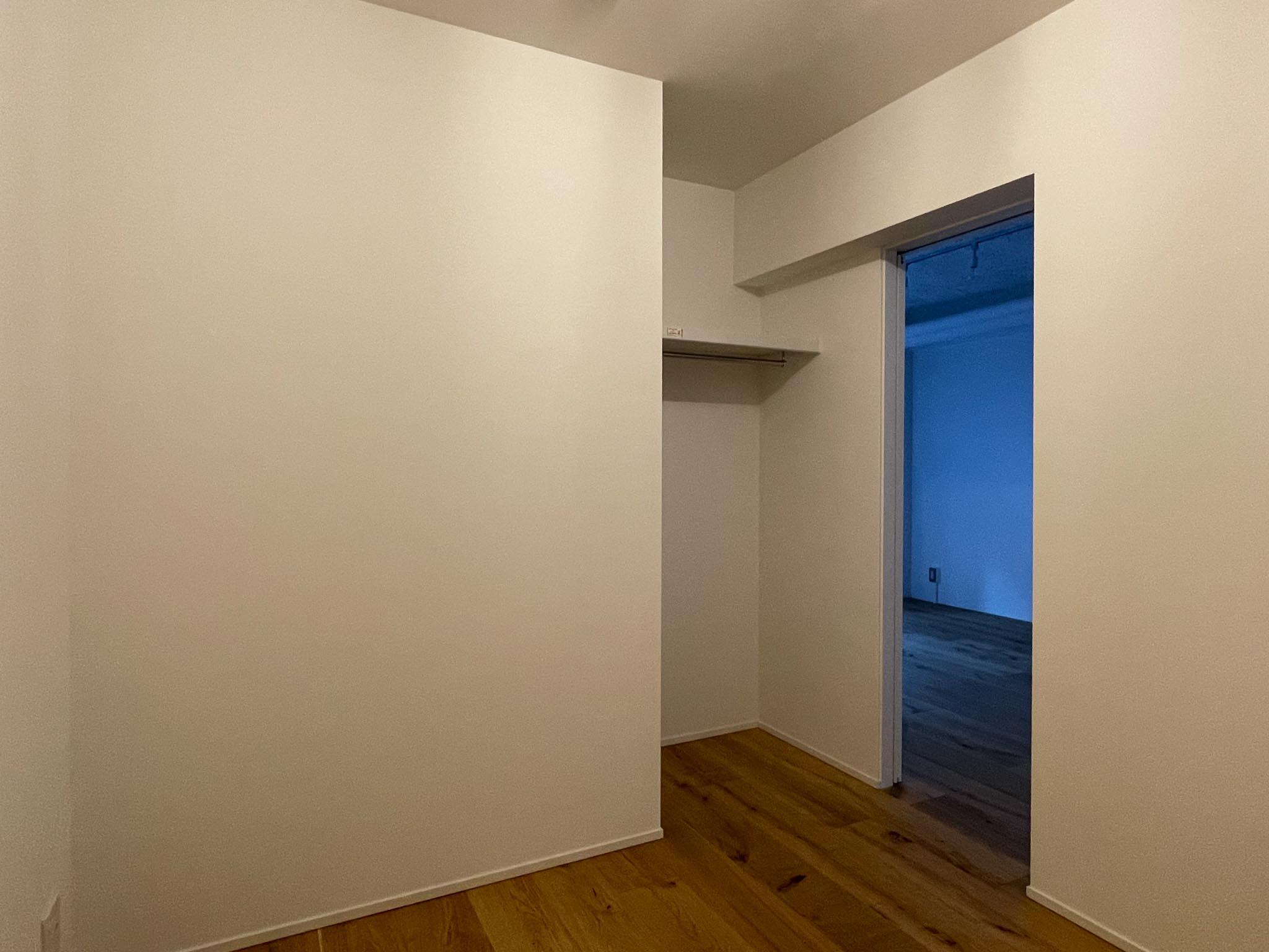 港区麻布狸穴町の賃貸物件/4.6畳サービスルーム：収納は入り口付近に少し