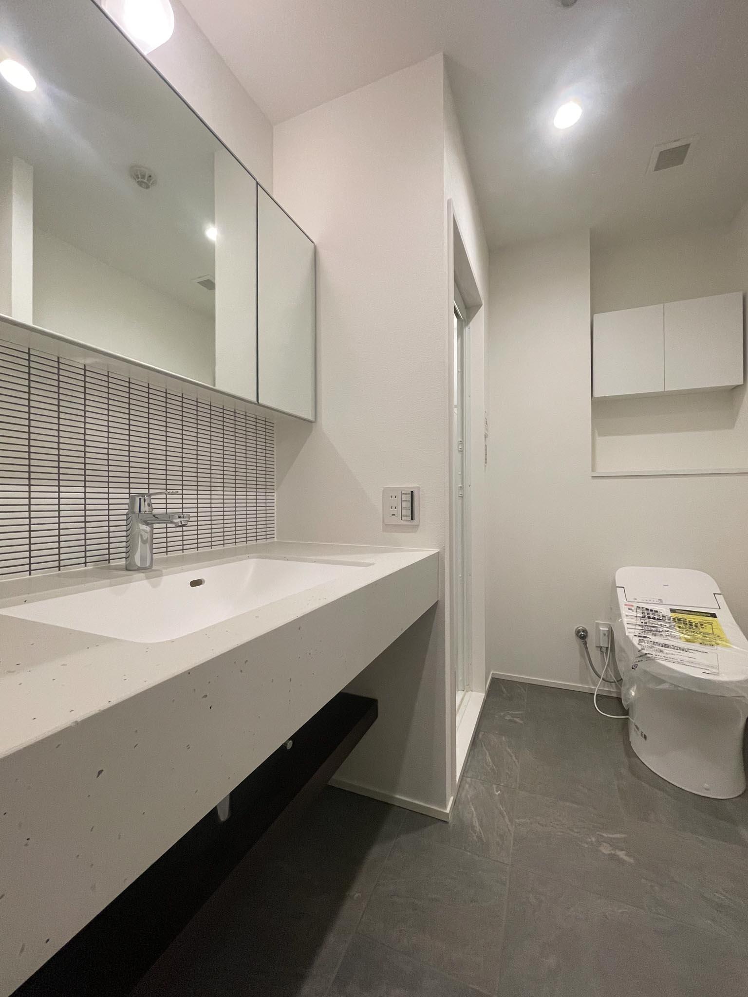 港区麻布狸穴町の賃貸物件/洗面台とトイレは同室です