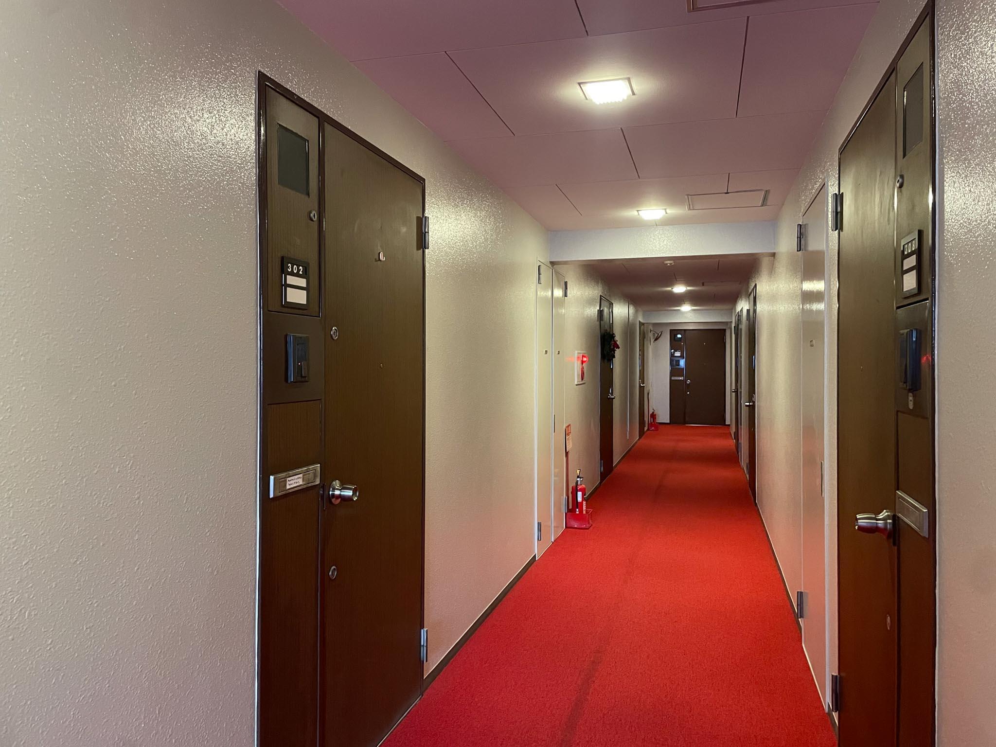 港区麻布狸穴町の賃貸物件/玄関外、共用部。赤いカーペット敷き