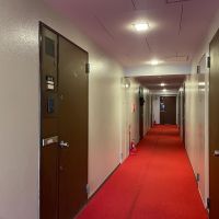 港区麻布狸穴町の賃貸物件/玄関外、共用部。赤いカーペット敷き