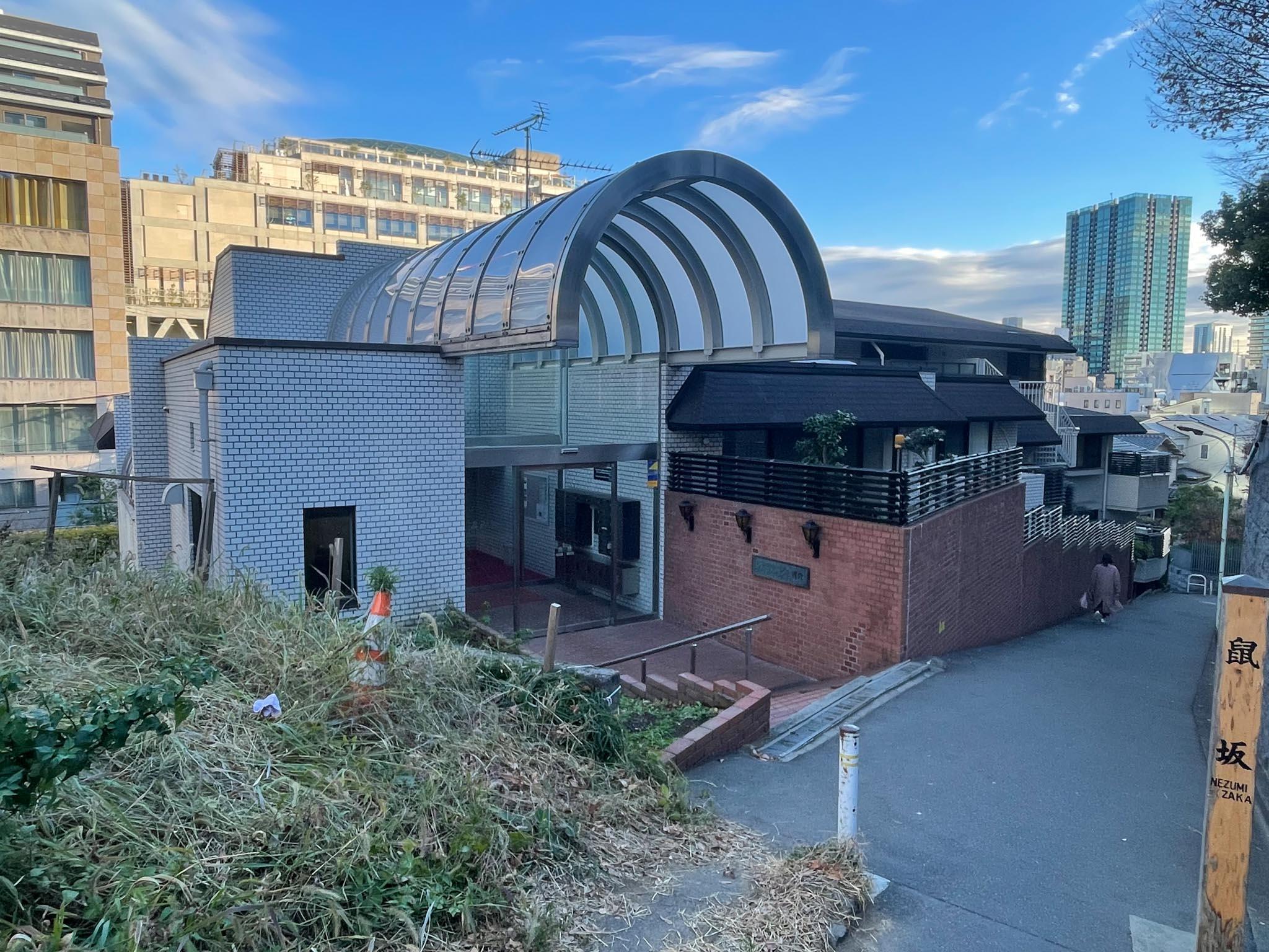 港区麻布狸穴町の賃貸物件/マンションエントランスは坂の上、北側にあります