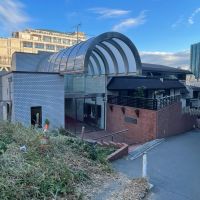 港区麻布狸穴町の賃貸物件/マンションエントランスは坂の上、北側にあります