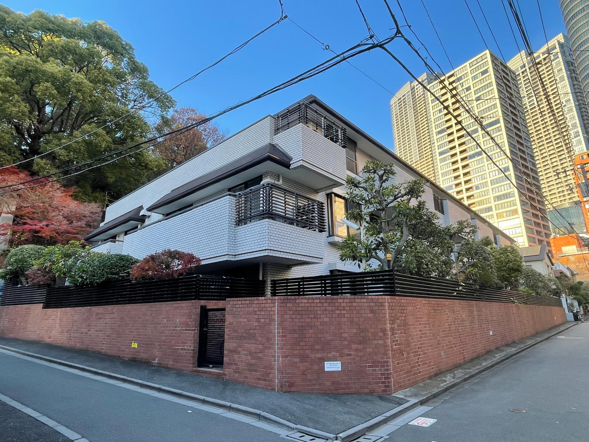 港区麻布狸穴町の賃貸物件/外観を南側の角から