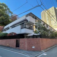 港区麻布狸穴町の賃貸物件/外観を南側の角から