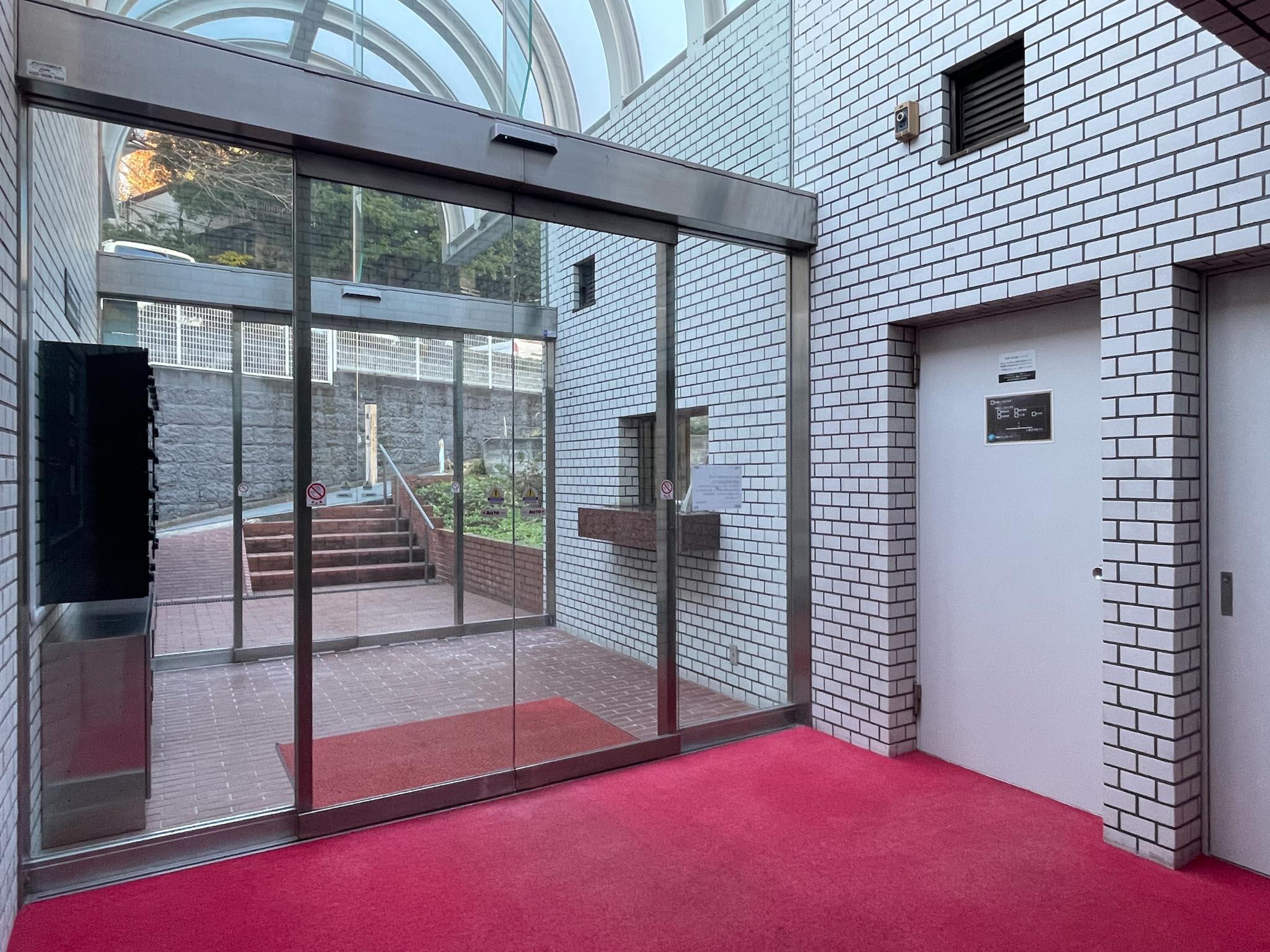 港区麻布狸穴町の賃貸物件/オートロックのエントランス