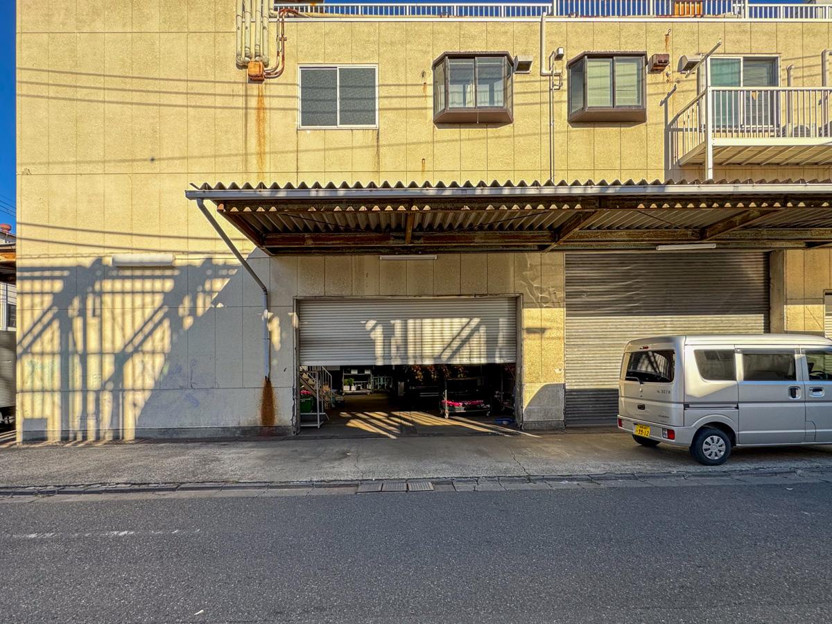 世田谷区桜新町の賃貸物件/大きなシャッターが4ヶ所ほど。巨大な制作物があっても楽に搬入出が可能です