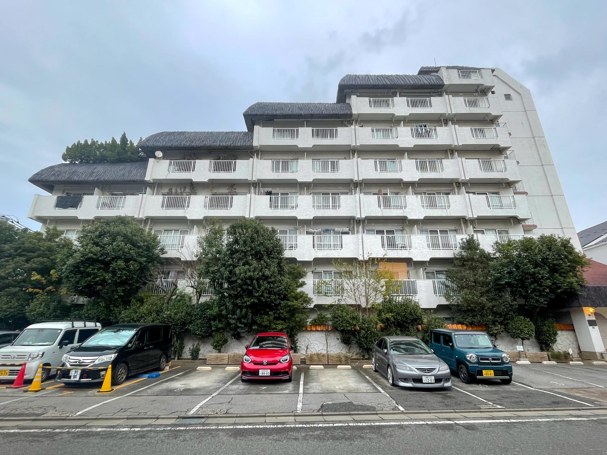 板橋区坂下の賃貸物件/段差のあるフォルムが、正面から見ることでより際立ちます