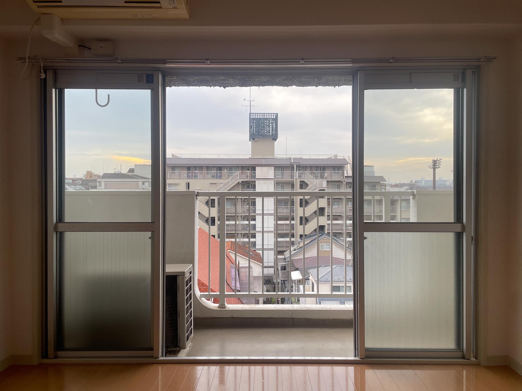 板橋区坂下の賃貸物件/上階：室内からでも空が見えるのが嬉しい。晴れていればもっと気持ちがいいです