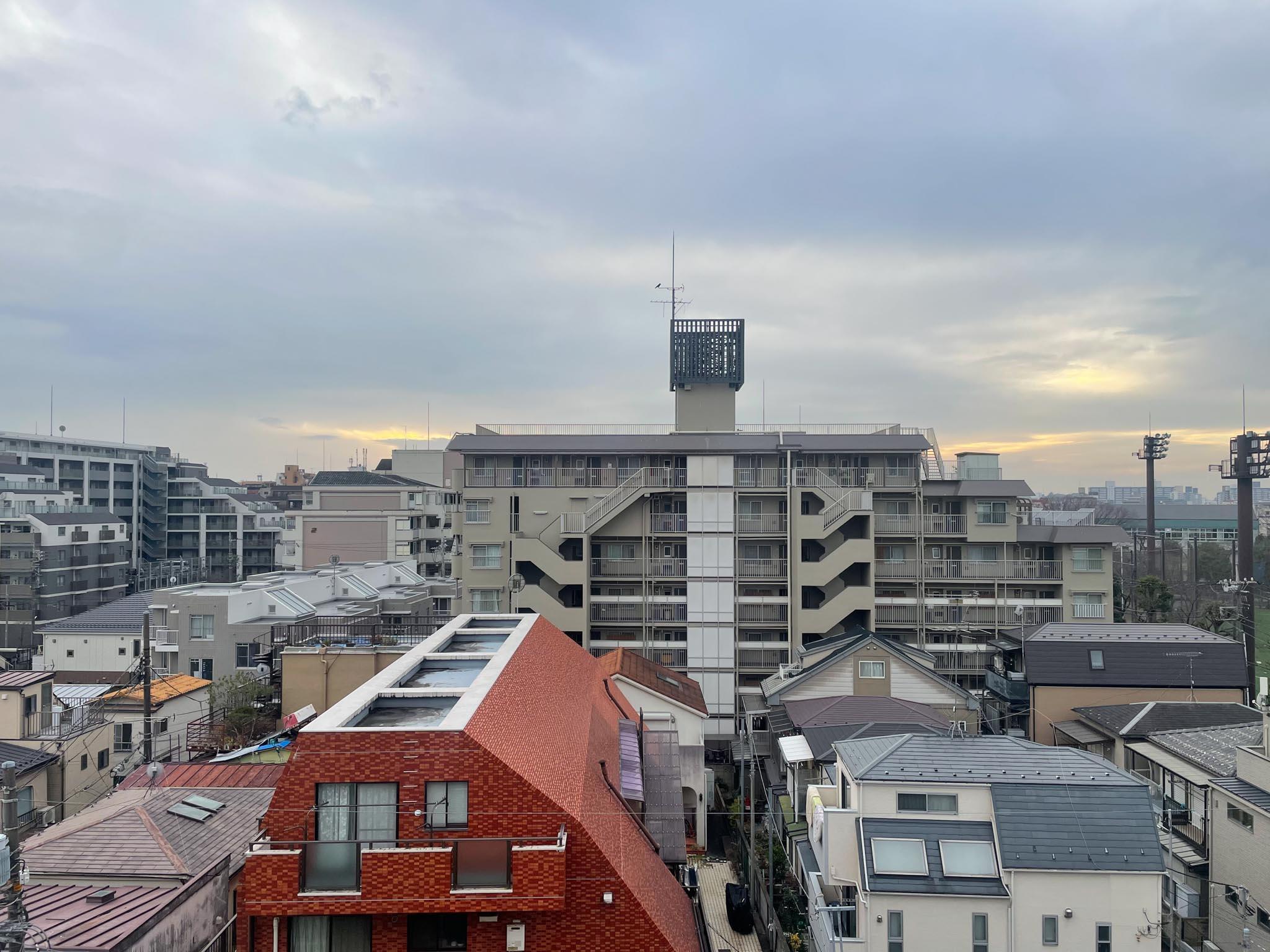 板橋区坂下の賃貸物件/正面に高いマンションがあるけれど、空がしっかり見えて抜けている眺望