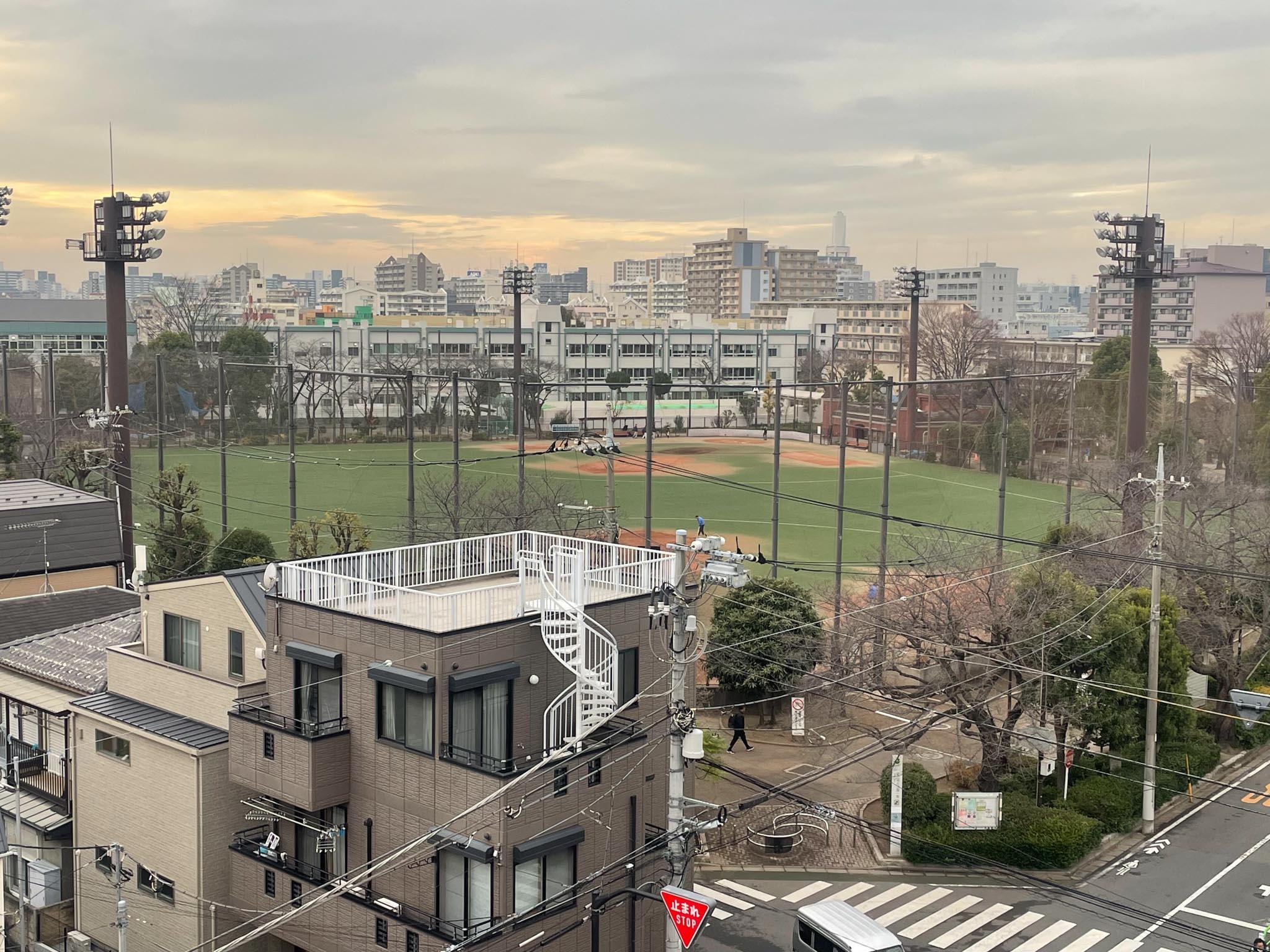 板橋区坂下の賃貸物件/上階：北に目をやると野球場が見えます。ホームランボールは、絶対に飛んできません