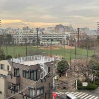 板橋区坂下の賃貸物件/上階：北に目をやると野球場が見えます。ホームランボールは、絶対に飛んできません