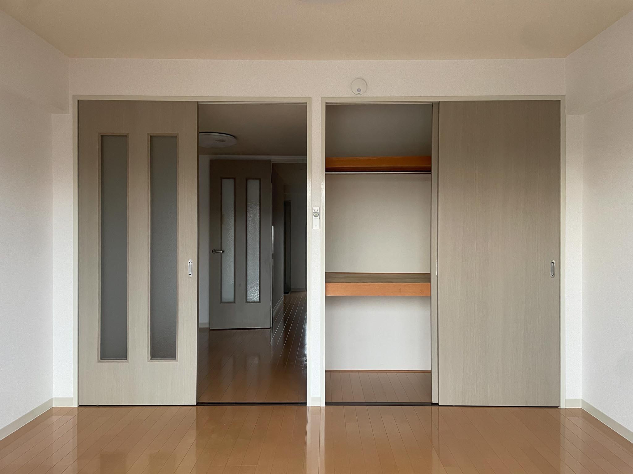 板橋区坂下の賃貸物件/上階：ベランダから。引き戸でせっかく温めた空気を逃さないようにできます