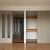 板橋区坂下の賃貸物件/上階：ベランダから。引き戸でせっかく温めた空気を逃さないようにできます