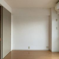 板橋区坂下の賃貸物件/上階：ただただシンプルな6畳の洋室。コンパクトで可愛いリビングにまとめましょう